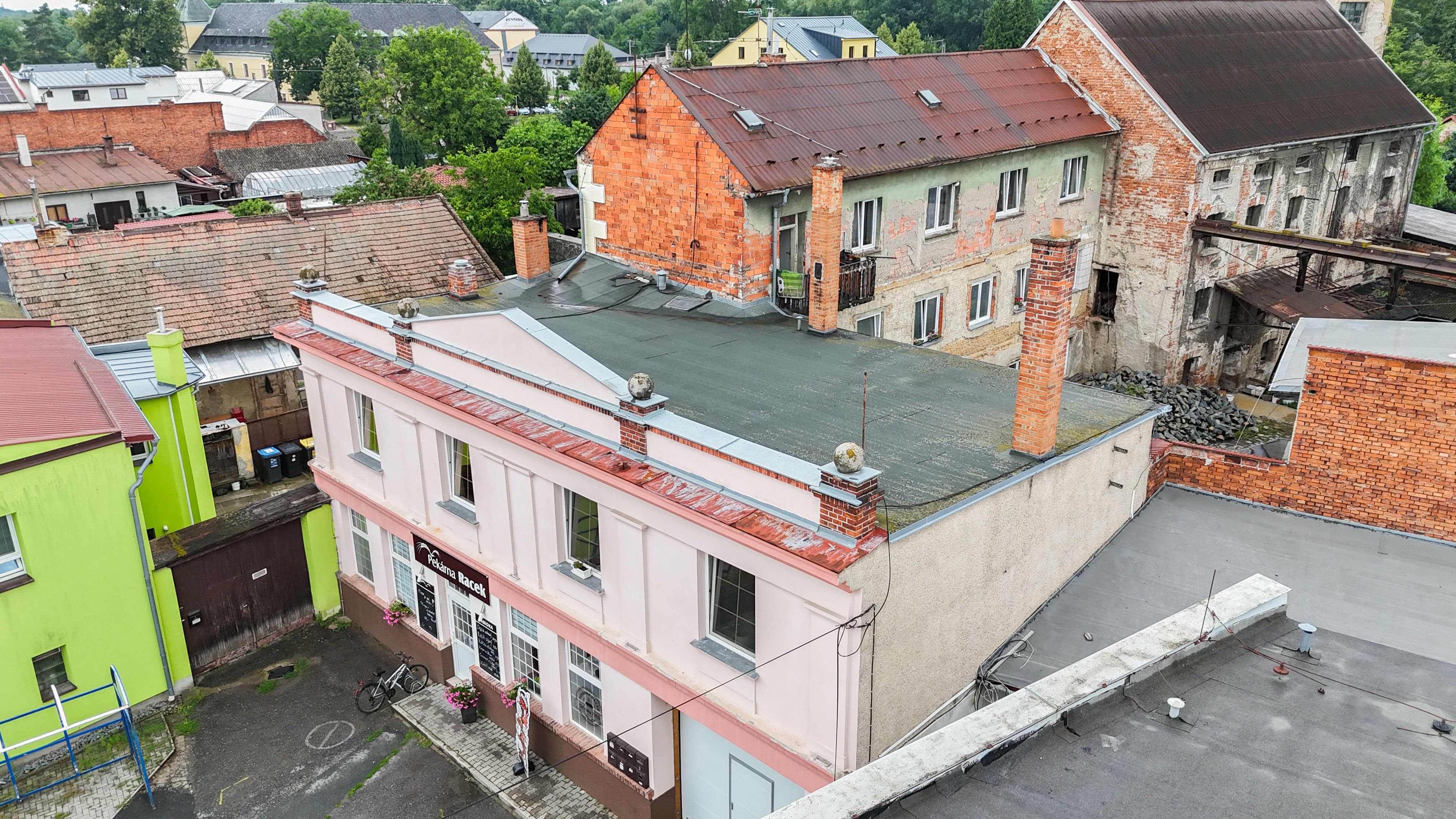 Prodej objektu s pěti byty a prodejnou ve Velké Bystřici - titulní obrázek