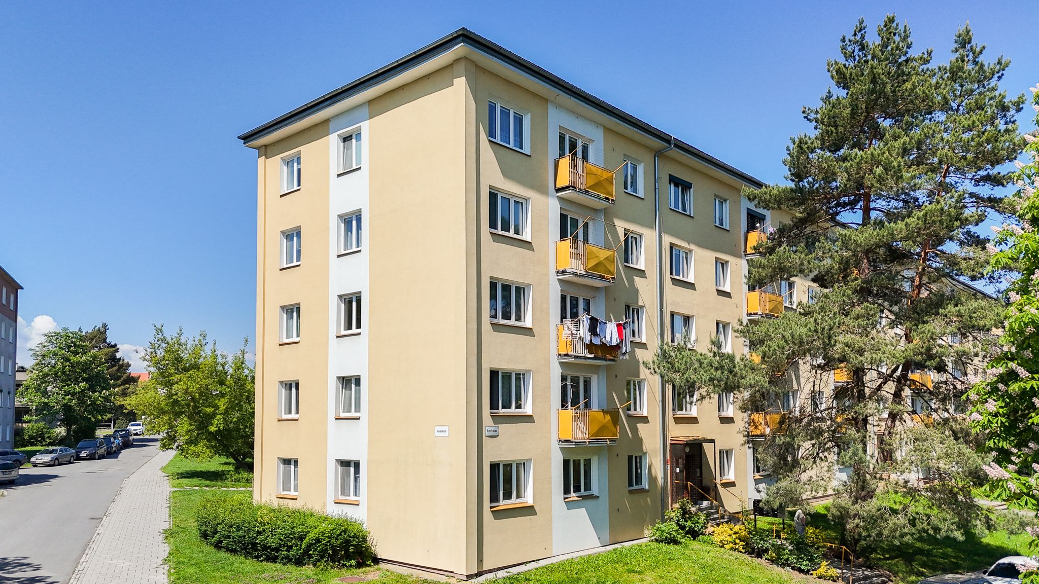 Prodej panelového bytu 2+1 v Neředíně, ulice Karafiátová - titulní obrázek